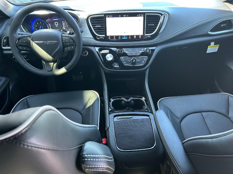 Chrysler Pacifica Vehicle Full-screen Gallery Image 14