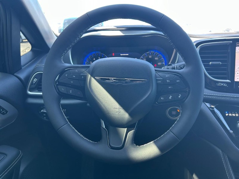 Chrysler Pacifica Vehicle Full-screen Gallery Image 15