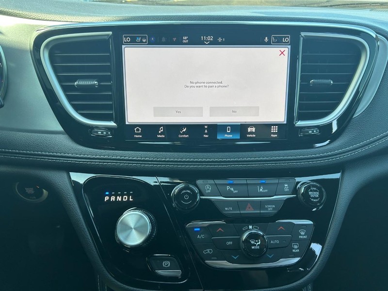 Chrysler Pacifica Vehicle Full-screen Gallery Image 16