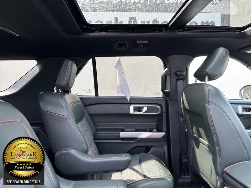 Ford Explorer Vehicle Full-screen Gallery Image 16