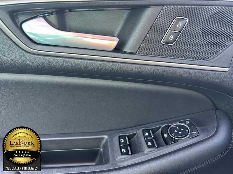 Ford Edge Vehicle Full-screen Gallery Image 8