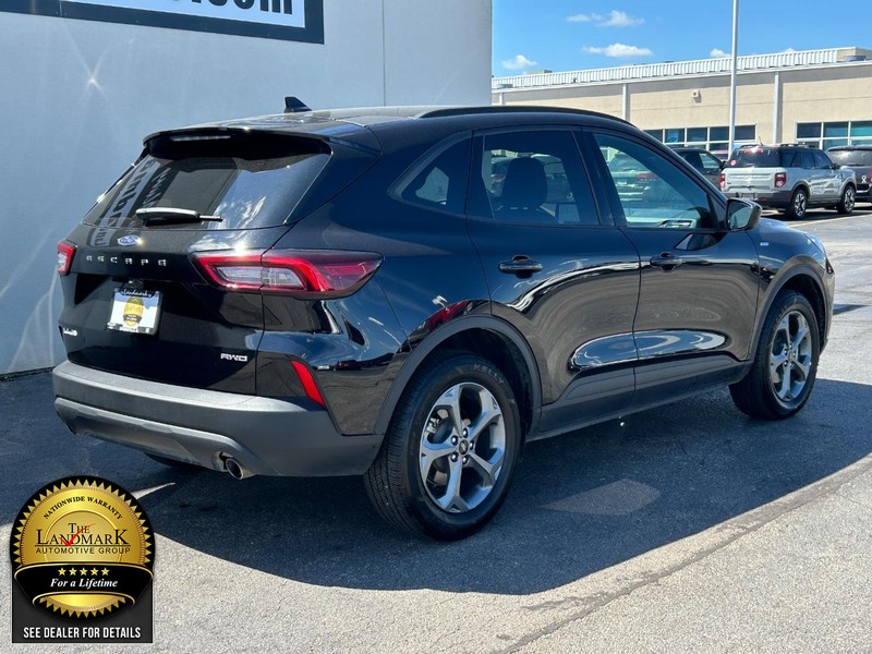 Ford Escape Vehicle Full-screen Gallery Image 3