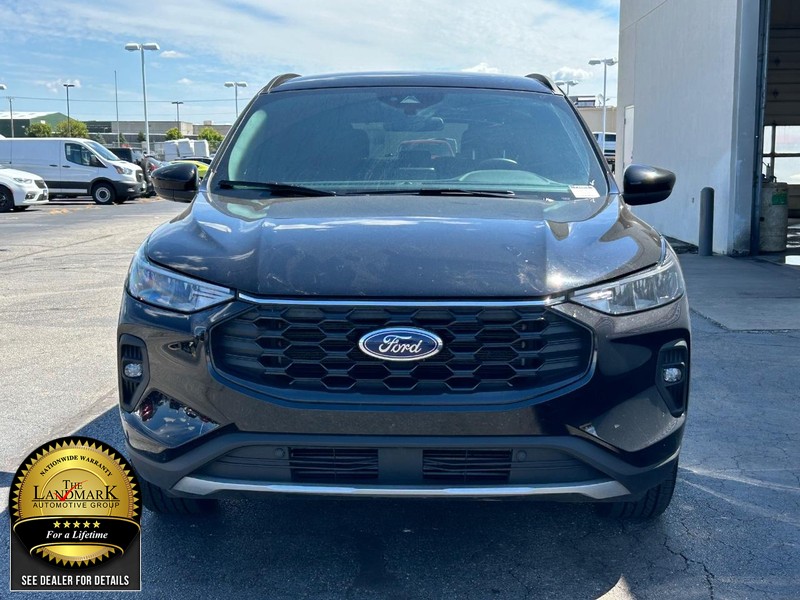 Ford Escape Vehicle Full-screen Gallery Image 4