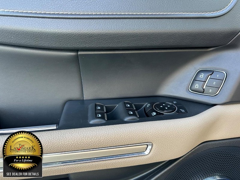 Ford Expedition Vehicle Full-screen Gallery Image 8