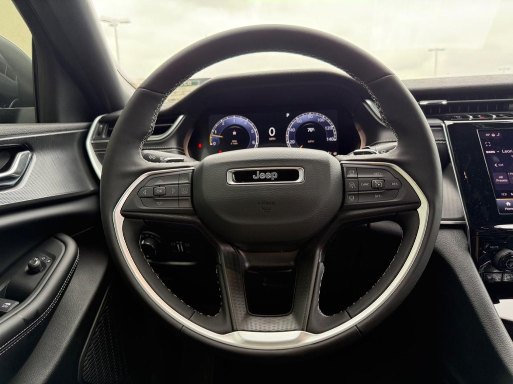 Jeep Grand Cherokee Vehicle Full-screen Gallery Image 12