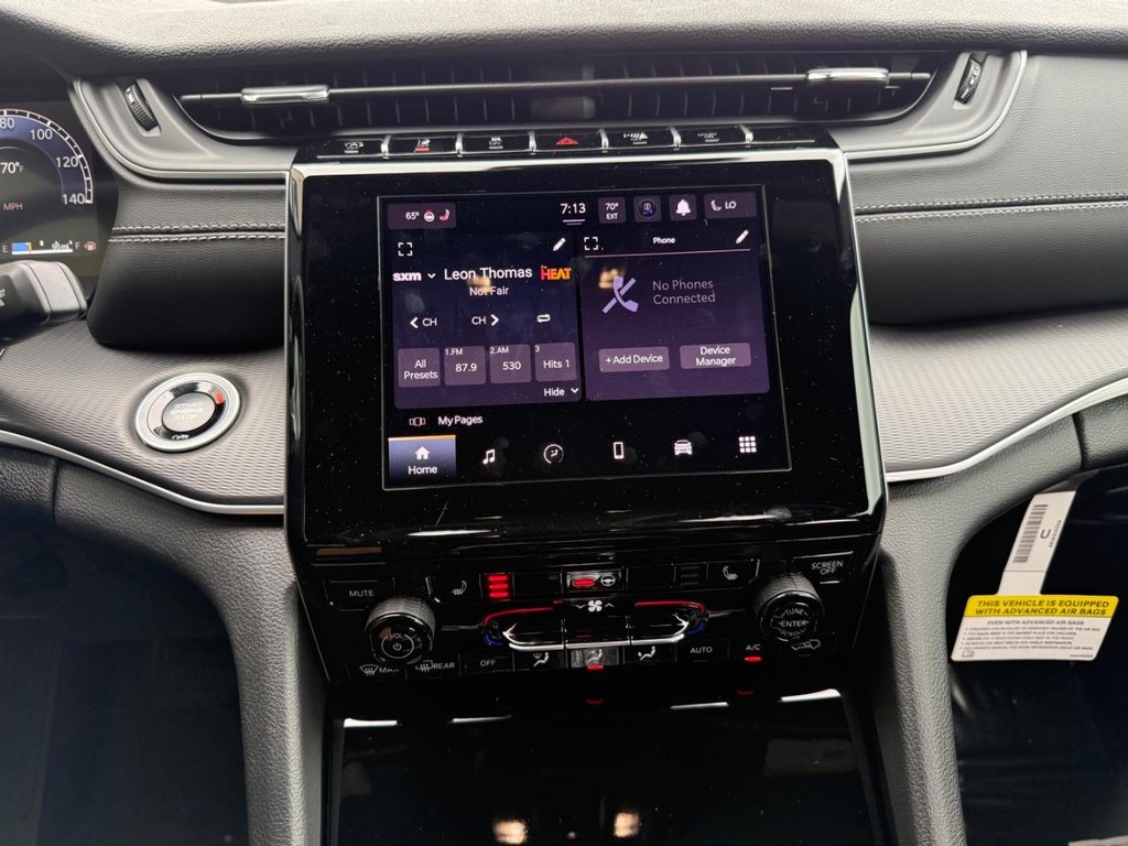 Jeep Grand Cherokee Vehicle Full-screen Gallery Image 13