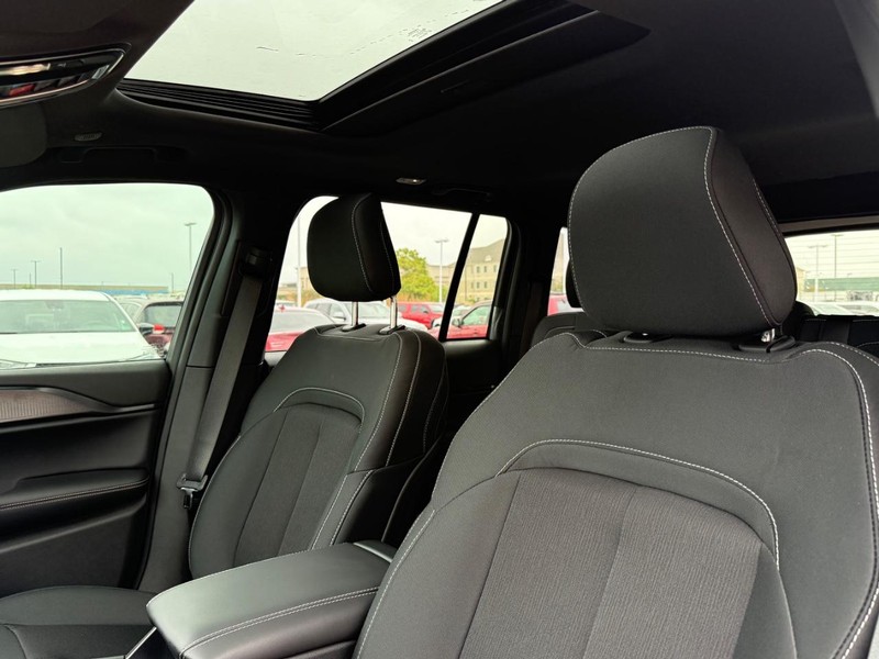 Jeep Grand Cherokee Vehicle Full-screen Gallery Image 5