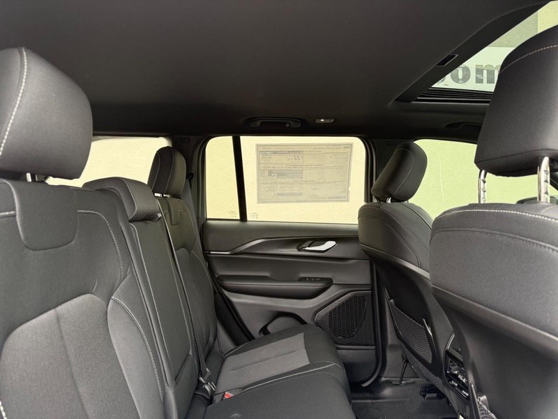 Jeep Grand Cherokee Vehicle Full-screen Gallery Image 10