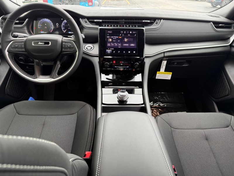 Jeep Grand Cherokee Vehicle Full-screen Gallery Image 11