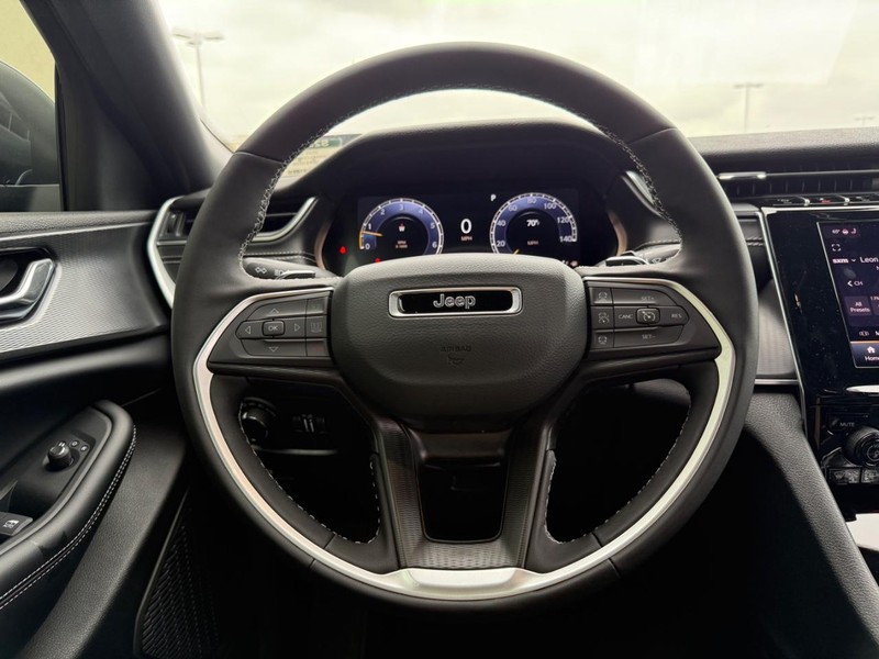 Jeep Grand Cherokee Vehicle Full-screen Gallery Image 12