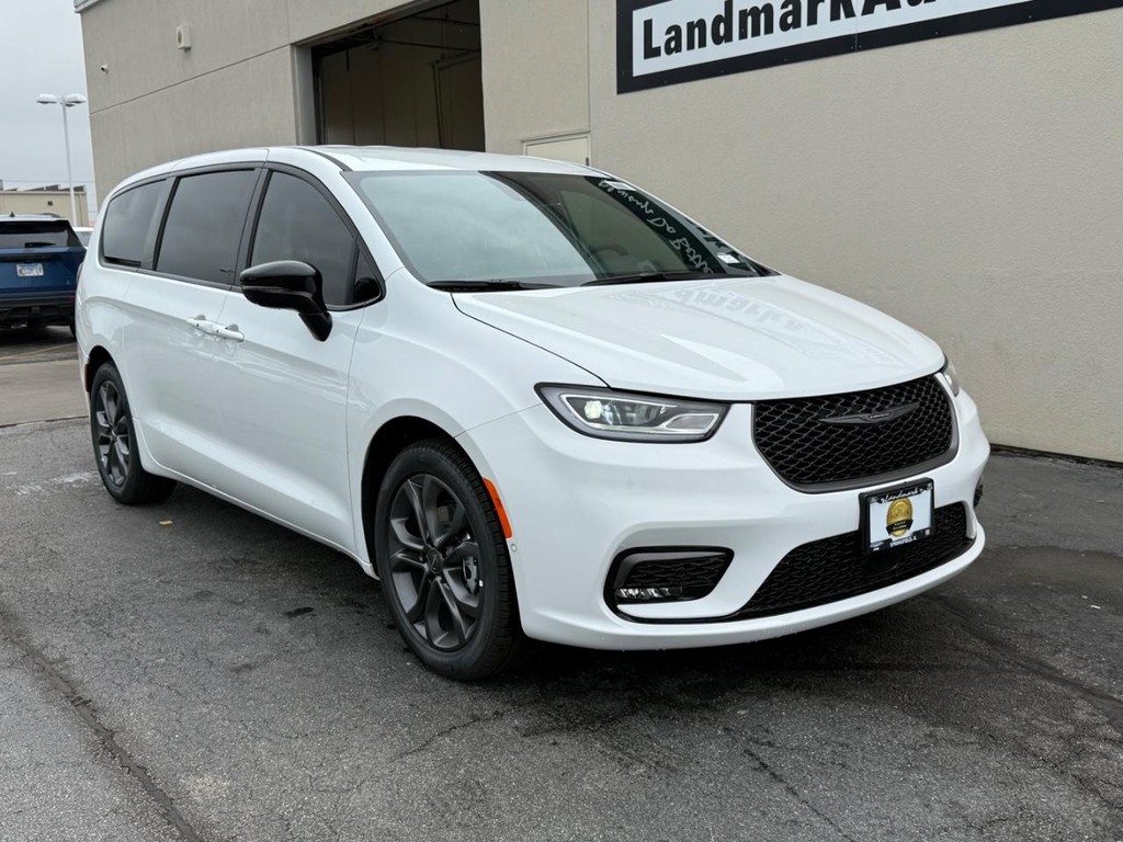 Chrysler Pacifica Vehicle Full-screen Gallery Image 2