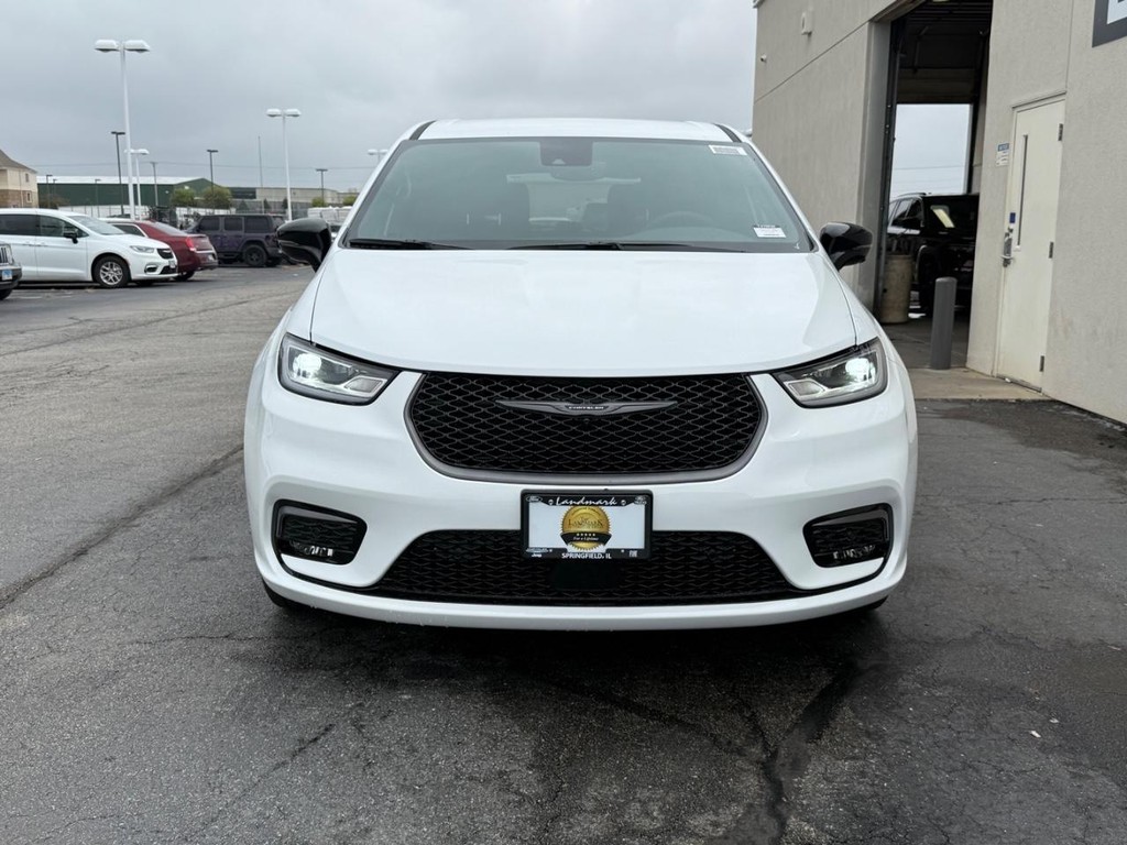 Chrysler Pacifica Vehicle Full-screen Gallery Image 3