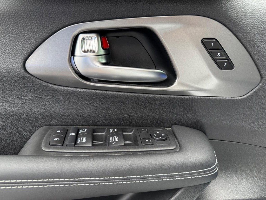 Chrysler Pacifica Vehicle Full-screen Gallery Image 4