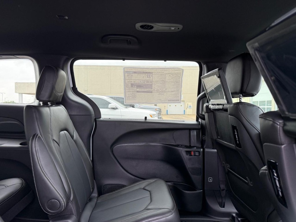 Chrysler Pacifica Vehicle Full-screen Gallery Image 9