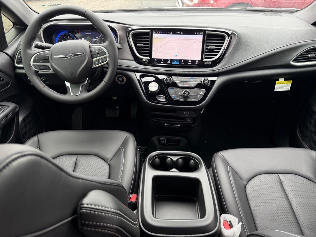 Chrysler Pacifica Vehicle Full-screen Gallery Image 12