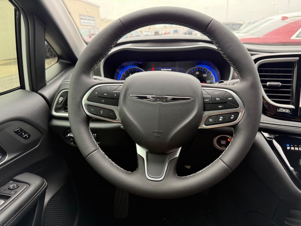 Chrysler Pacifica Vehicle Full-screen Gallery Image 13