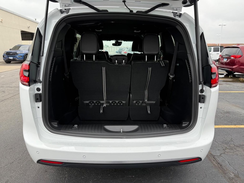 Chrysler Pacifica Vehicle Full-screen Gallery Image 15