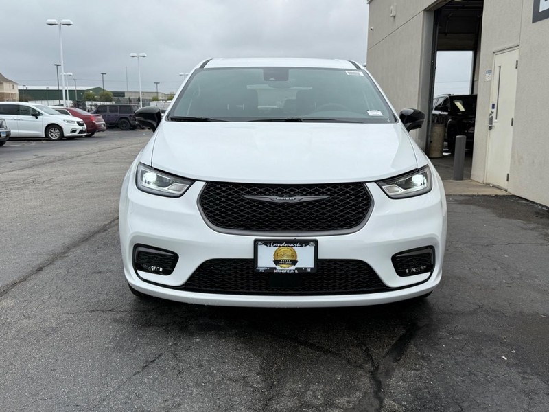 Chrysler Pacifica Vehicle Full-screen Gallery Image 3