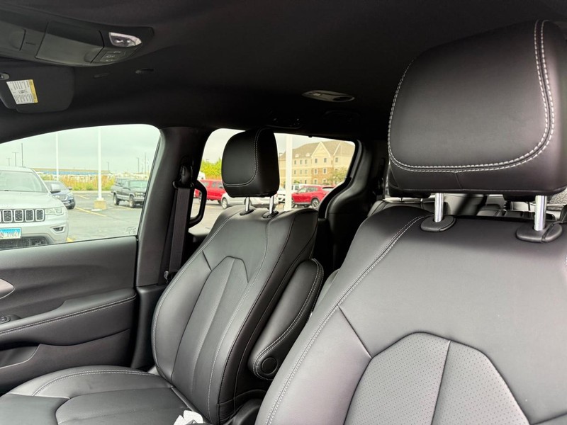 Chrysler Pacifica Vehicle Full-screen Gallery Image 5