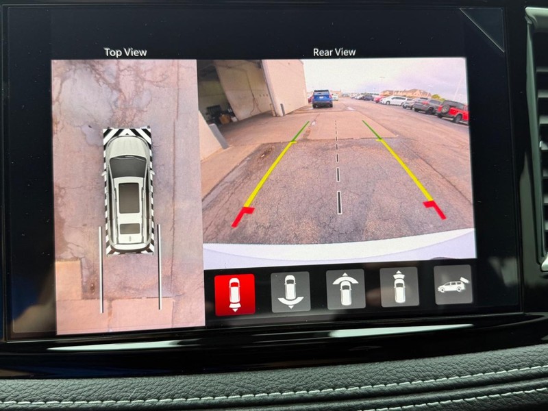 Chrysler Pacifica Vehicle Full-screen Gallery Image 6