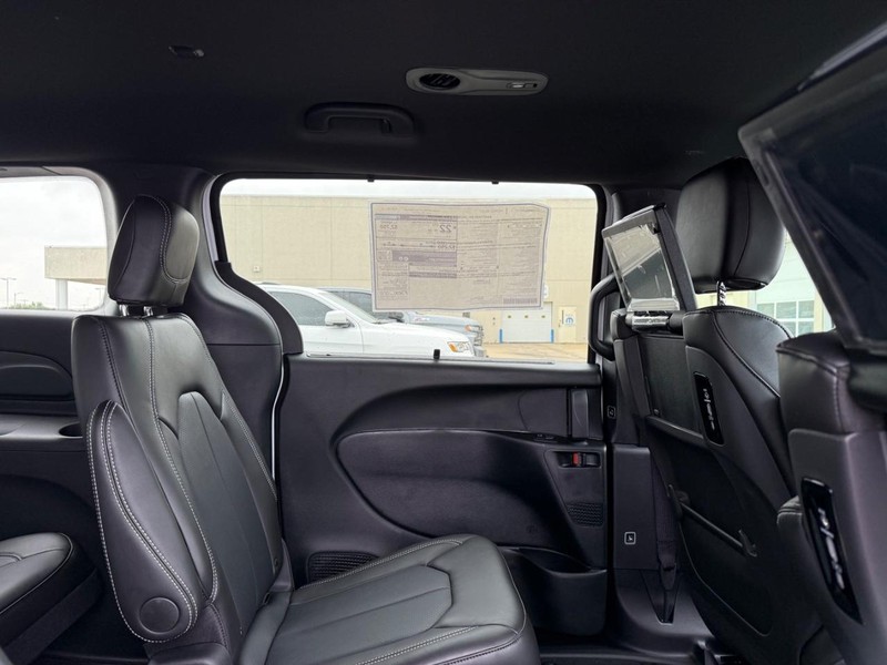 Chrysler Pacifica Vehicle Full-screen Gallery Image 9