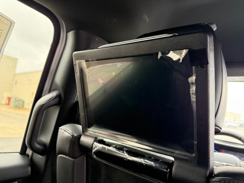 Chrysler Pacifica Vehicle Full-screen Gallery Image 10