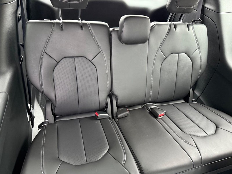 Chrysler Pacifica Vehicle Full-screen Gallery Image 11