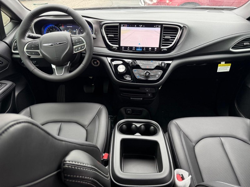 Chrysler Pacifica Vehicle Full-screen Gallery Image 12