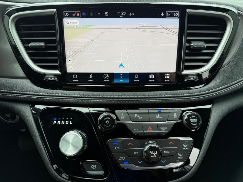 Chrysler Pacifica Vehicle Full-screen Gallery Image 14