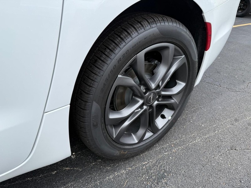 Chrysler Pacifica Vehicle Full-screen Gallery Image 16