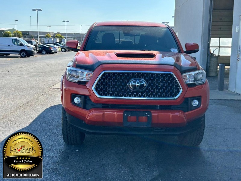 Toyota Tacoma Vehicle Full-screen Gallery Image 4