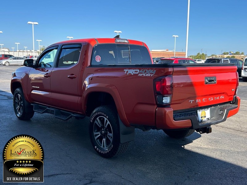 Toyota Tacoma Vehicle Full-screen Gallery Image 6