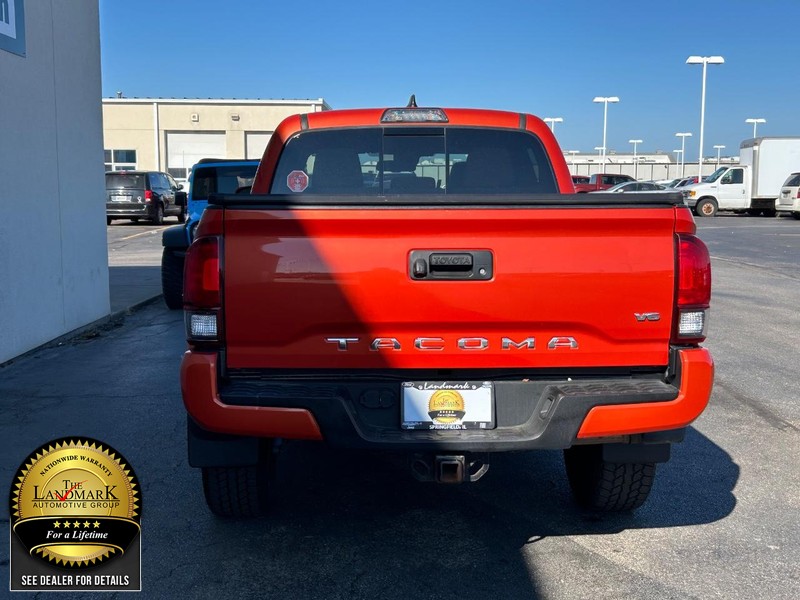 Toyota Tacoma Vehicle Full-screen Gallery Image 7