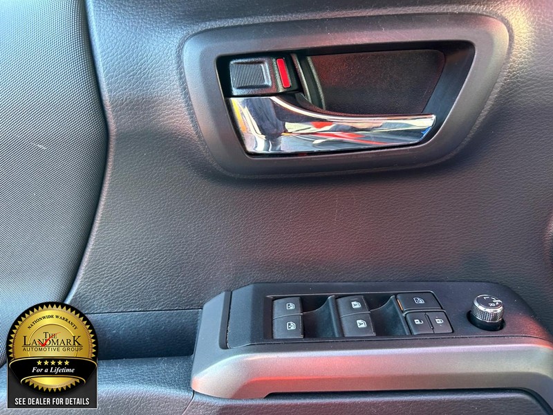 Toyota Tacoma Vehicle Full-screen Gallery Image 8