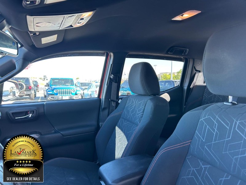 Toyota Tacoma Vehicle Full-screen Gallery Image 9