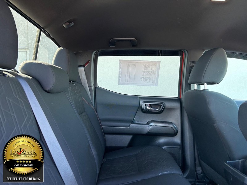 Toyota Tacoma Vehicle Full-screen Gallery Image 15