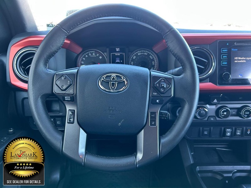 Toyota Tacoma Vehicle Full-screen Gallery Image 17