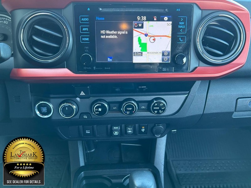 Toyota Tacoma Vehicle Full-screen Gallery Image 18