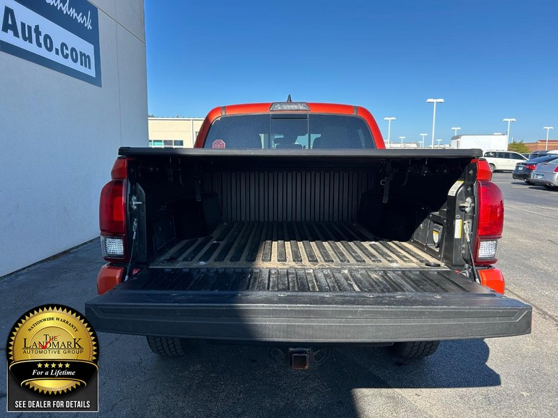 Toyota Tacoma Vehicle Full-screen Gallery Image 19