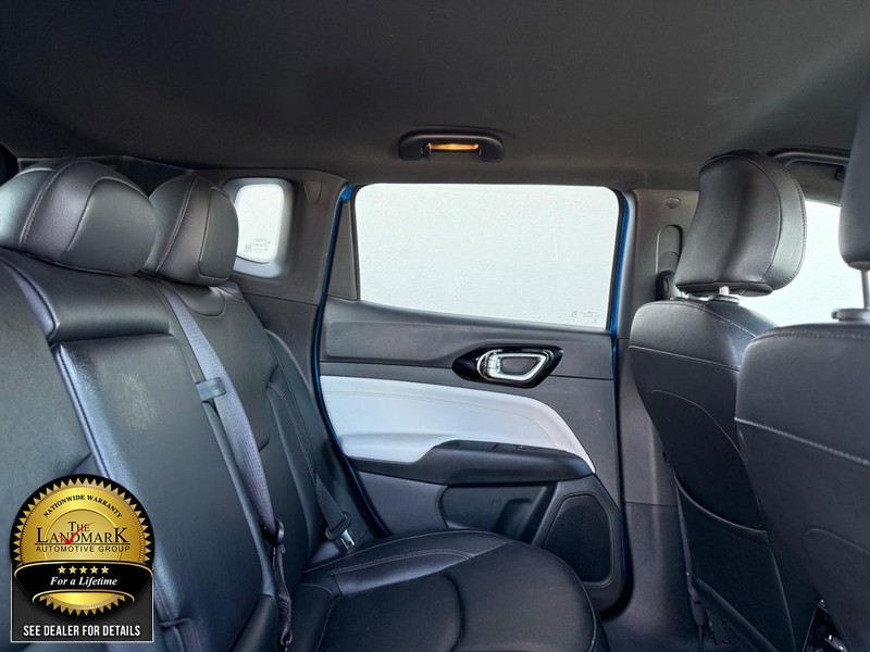 Jeep Compass Vehicle Full-screen Gallery Image 15