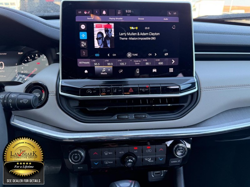 Jeep Compass Vehicle Full-screen Gallery Image 18