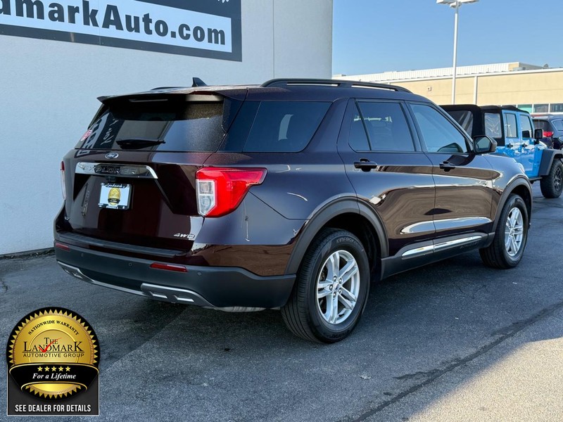 Ford Explorer Vehicle Full-screen Gallery Image 3