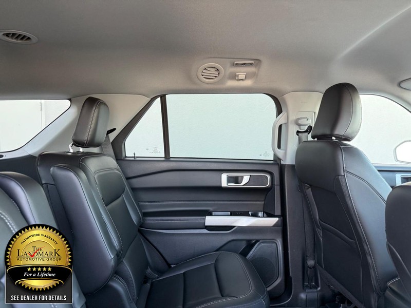 Ford Explorer Vehicle Full-screen Gallery Image 15