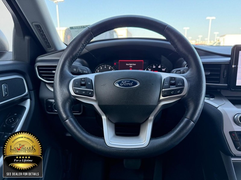 Ford Explorer Vehicle Full-screen Gallery Image 18