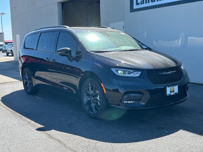 Chrysler Pacifica Vehicle Full-screen Gallery Image 2