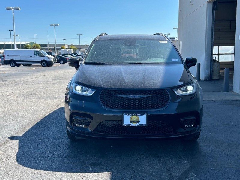 Chrysler Pacifica Vehicle Full-screen Gallery Image 3