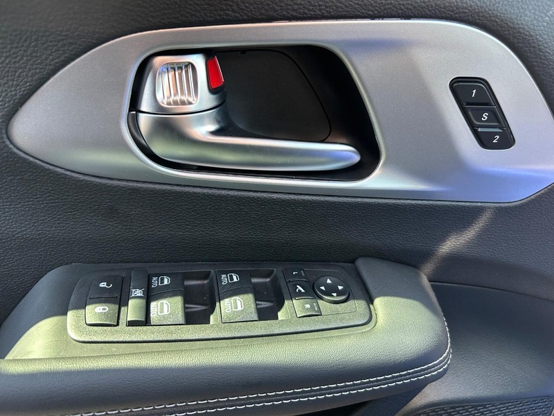 Chrysler Pacifica Vehicle Full-screen Gallery Image 4