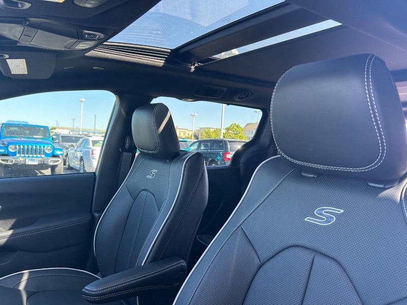 Chrysler Pacifica Vehicle Full-screen Gallery Image 5