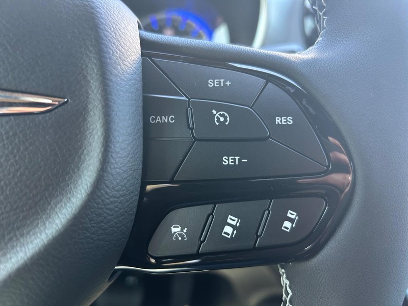 Chrysler Pacifica Vehicle Full-screen Gallery Image 7