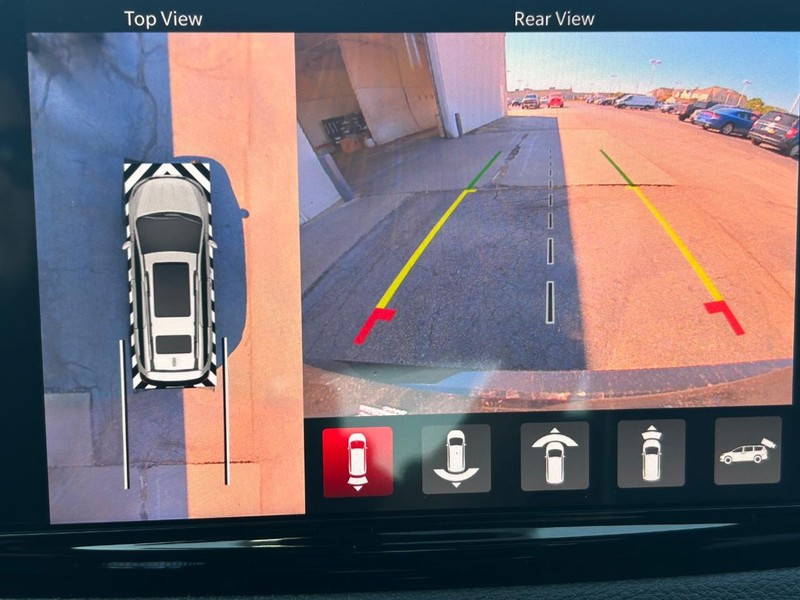 Chrysler Pacifica Vehicle Full-screen Gallery Image 8